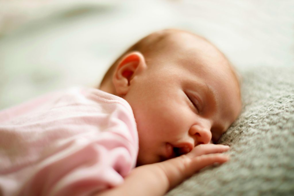 quanto dormono i neonati